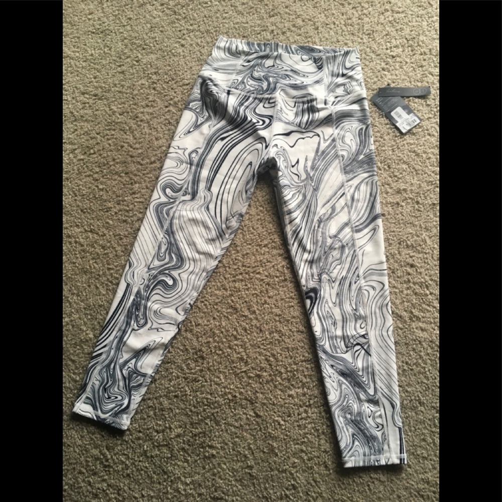 Features Ki-nes excercise pants